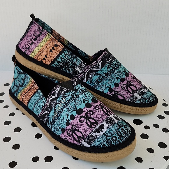 Sakroots Shoes - NWOT SAKROOTS LIGHTWEIGHT PATTERNED FLATS